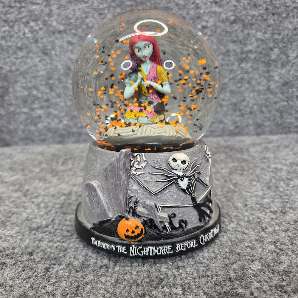 Nightmare Before Christmas THIS IS HALLOWEEN Musical Snow Globe 1993 Tim Burton